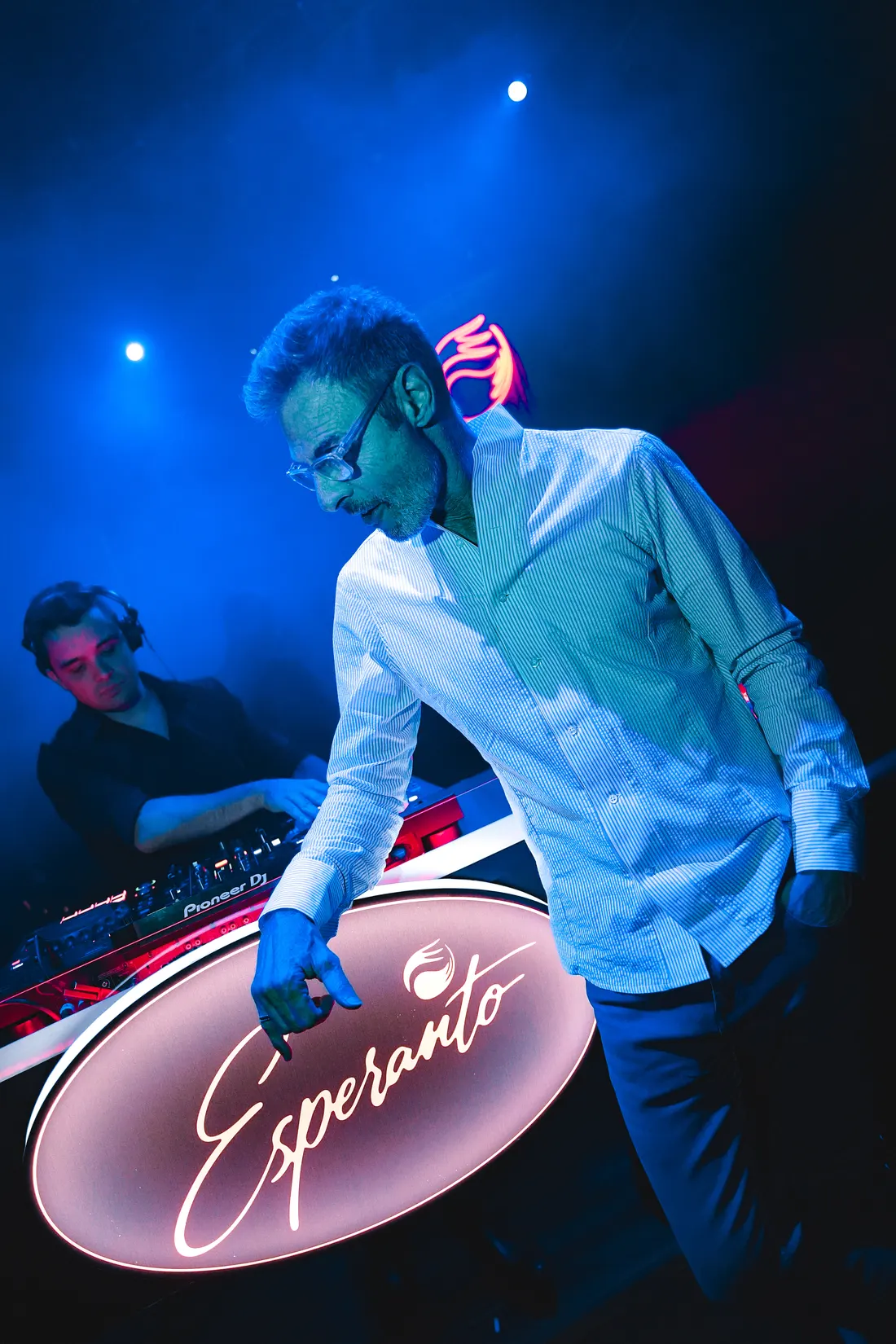 Leandro Travaglio junto al DJ